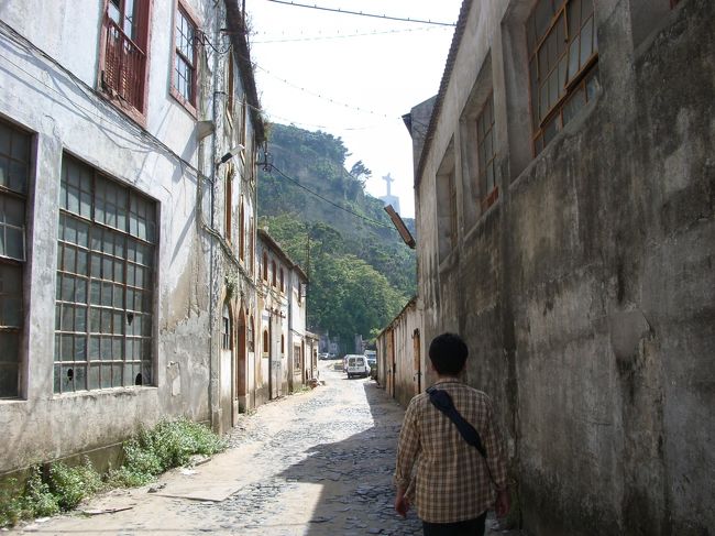 廃墟なのか、使われているのか<br />分からない建物が続きます。