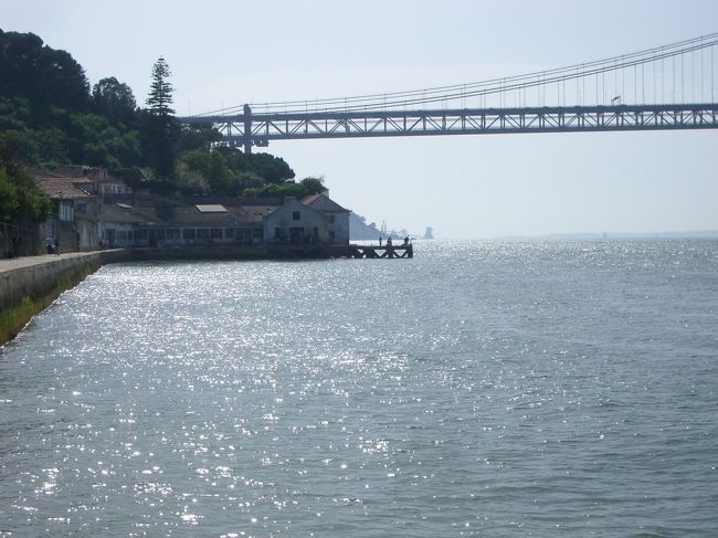 川からの風が気持ちいいです。<br />景色を見ながらのんびり散策するには、<br />とてもいい場所でした。