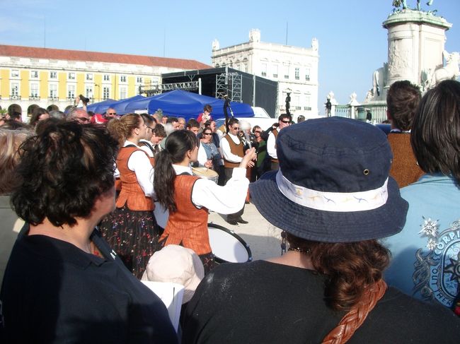 バグパイプや打楽器で演奏するグループ