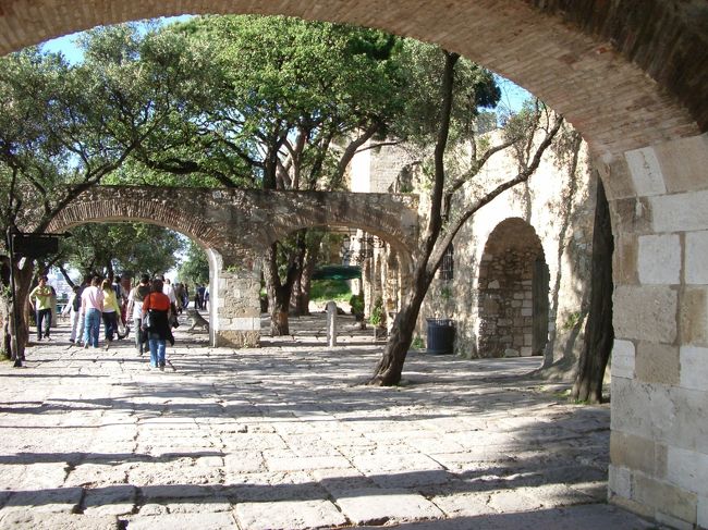 夕方（と言っても６時過ぎだけど）、<br />涼しくなってきたので、サン・ジョルジェ城まで散歩。