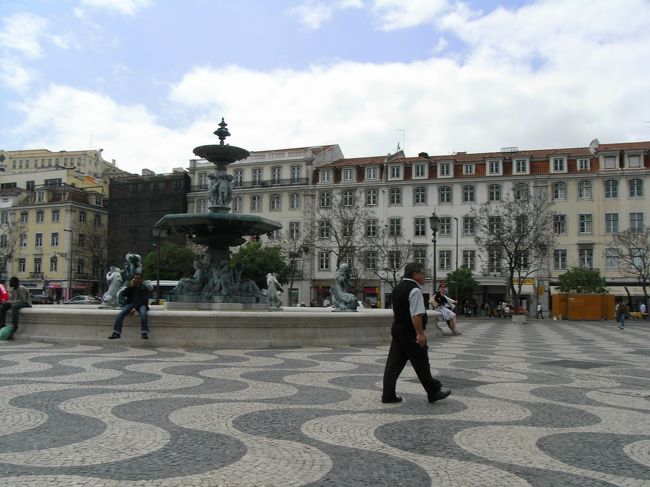 お昼ロシオ広場の方へお昼を食べに行ってみました。<br />今日は日曜日なのに、とっても閑散としてます。<br />もしかして、日曜日は観光客の人が帰るから空いてる？