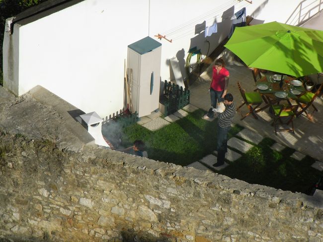 ちょっと失礼して、近所の家を覗いちゃいました。<br />お母さんが庭のグリルで魚を焼いてます。<br />今日は庭で家族の団欒みたいです。<br />うらやましい。