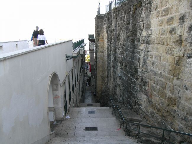 夕方は通路にまでは日が届かないみたいです。