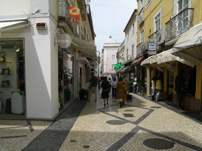 おしゃれで綺麗なお店が並んでいました。<br />リスボンほど人は多くなく、<br />みんなのんびりウィンドーショッピングを楽しんでるようでした。