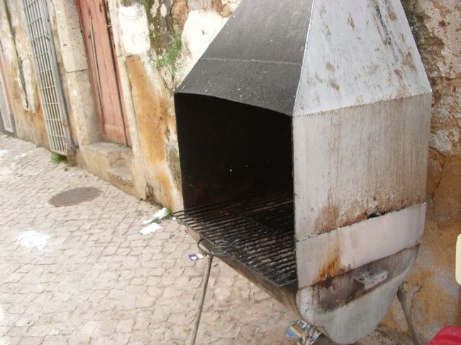 玄関の脇に、炭火焼き機が取り付けてありました。