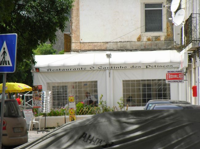 ルイサ・トディ通りで見つけたお店で昼食。