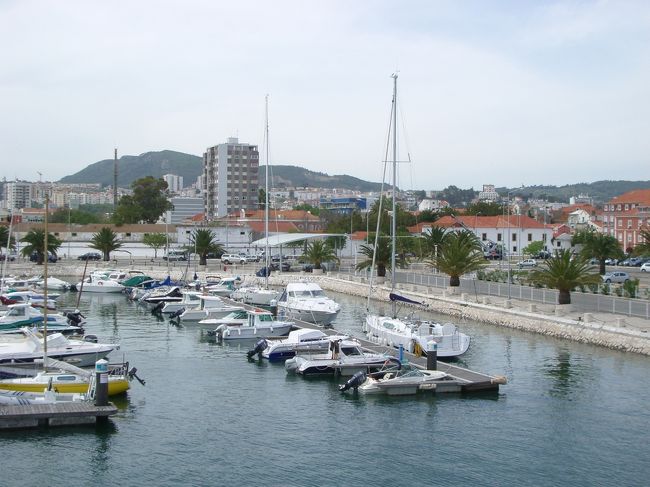 乗船。<br />トロイア半島へ向けて出発！<br /><br />でも、船に乗り込むまでが大変でした。<br />切符売り場が、フェリー乗り場よりかなり（７０，８０ｍくらいかな？）手前にあったのに気づかなくて、<br />フェリー乗り場まで言ったら、<br />「切符は向こうで買ってこなきゃだめだ！<br />もう出発だから、急いで！」（たぶん）と言われ、<br />全力疾走。<br />切符売り場でも、「もう出航しちゃうから、走って！」（たぶん）と言われて、また船まで全力疾走。<br />船はちゃんと待っていてくれて、<br />私達が乗った瞬間出航したけど、<br />満腹のお腹で全力疾走はきつかった・・・(--;)<br /><br />