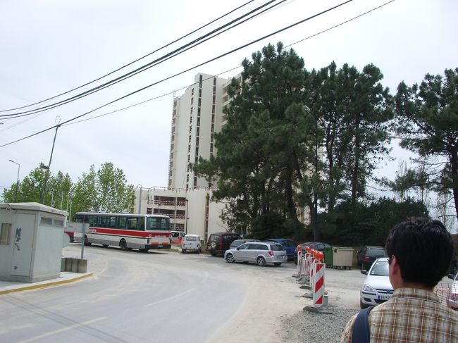 しばらく歩くと一台のバスが。<br /><br />もう少しこの辺りを散策しようと思って<br />このバスを見送りました。<br />それがそもそもの過ちでした（；；）。