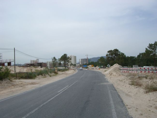 あのバスに乗ればよかった。。。<br /><br />曇っていてもジメッと暑くて、ぐったり。<br />どこまで歩いても、工事中か建設中ばっかり。<br />のども渇いたし戻ることにしました(;;)<br />