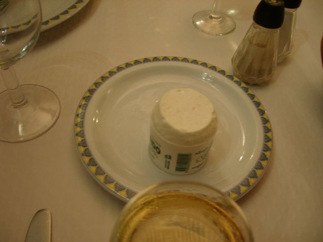 前菜のチーズ！<br />豆腐みたいな食感で、<br />塩と胡椒をかけて食べると<br />めちゃくちゃおいしかったです。