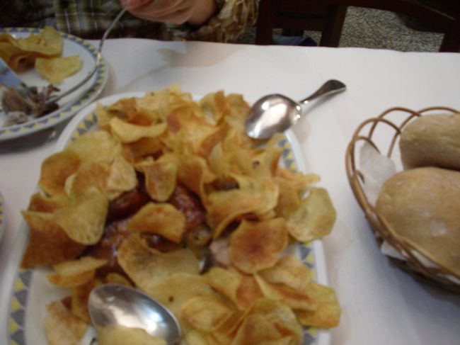 子豚の丸焼きを食べました。<br />ちゃんと細かく切ってでてくるんだけど、<br />その上にてんこもりのポテトチップス。<br /><br />とってもおいしかったです！