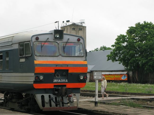 ディーゼルカーが出発する．先頭と最後の車両の屋根が大きい，エンジン等が入っているのだろうか．