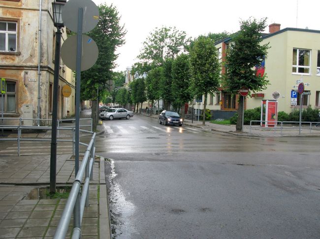 駅で降りて，帰りはバスを考えていたので，バスターミナルの時刻を確認，1800発に乗ろうと思った．バスターミナルの一番駅から向かって左側がリガ行きのバス停．Raunas通りを中心部へ，徒歩5分．