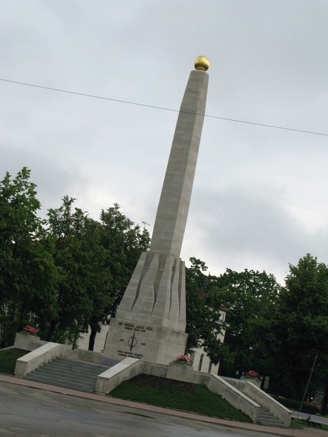 統一広場の戦勝記念塔，1924年の自由を勝ち取った時に建設，その後ソ連時代には壊されていたようだが1996年に再度建設．
