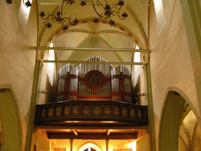 1281年創立，騎士団の重要人物が葬られている，墓石も壁に飾られている．