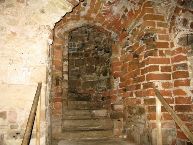 中の階段を昇る，フラッシュをたいた．