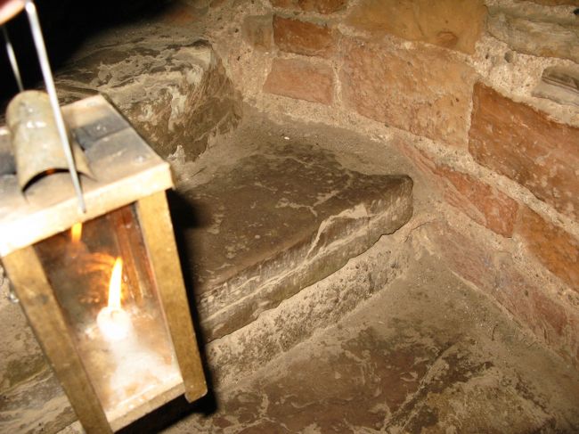 階段を上がる．