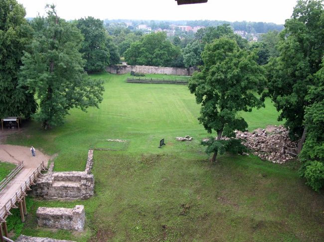 周りは公園のようになっている