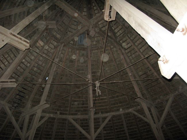 三角屋根の上を見る，当時はどんな感じだったのだろうか，やねうらはあったのだろうか．