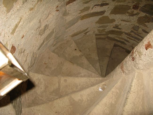 階段を下りる，本当は真っ暗