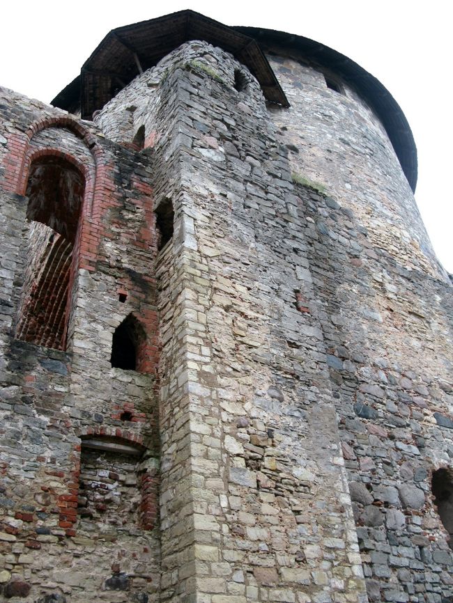 城の塔から降りた，なかなか堂々とした城だ．