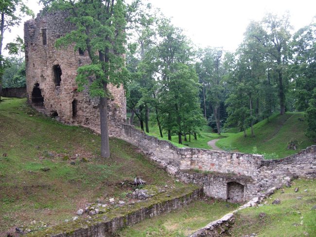 城の外郭も一部残っている．