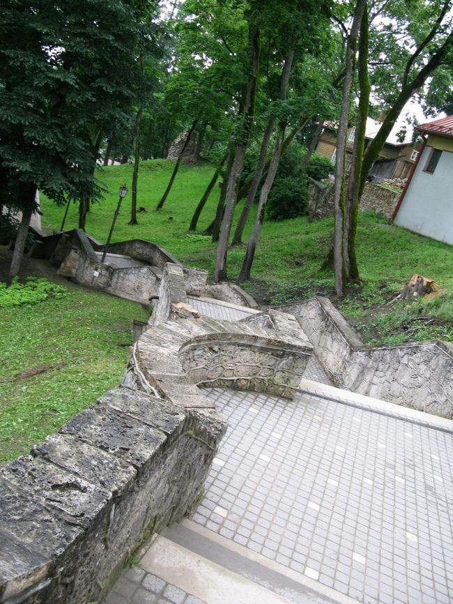 城公園に降りる階段，アベックと家族連れが散策していた．雨は上がっているが曇って少し薄暗い．