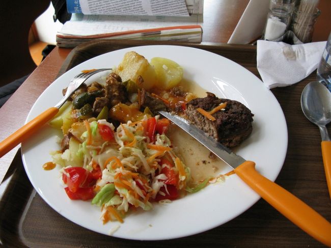 雨に降られて予定が狂い昼食を食べられなかった．さすがにおなかがすいて，まだ515と早いが，レストランへ．一人なのでカフェテリア方式のPie Raunas Vartiemへ．ここは高級レストランとカフェテリアが併設されているが，安くて地元の人が食べる方へ．ハンバーグとポテト，肉と野菜のたっぷり入ったソースをかけ，酢漬けのサラダ，パン1切れ，ビールと水で2.8Ls（680円くらい）と安い．ラトビアの食事はフィンランドなど北欧，西欧よりも日本人の口に合う．チェコやハンガリーの食事に似ている．