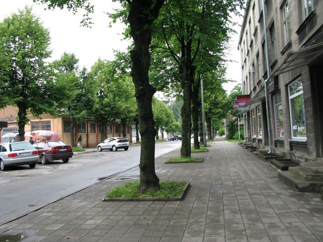 レストランをバスに十分間に合う545にでる．ところが道を間違えてValnu通りをいってしまう．気がついた時には到底1800のバスに間に合わない．そこで次の1854発の列車にすることにした．やむをえず，さらに町の北側のスーパーなどある繁華街（といってもお店は数件）の方を散策する．