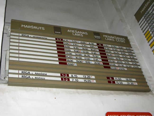 リガ行きのバスの時刻表．