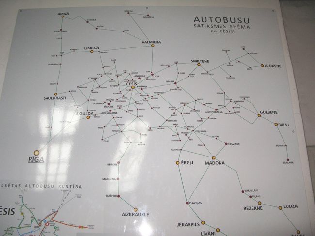 路線図．Cesis駅の窓口は北側にバスの切符売場，反対の南側に鉄道の切符売り場がある．