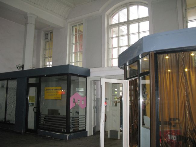 駅舎内にコーヒーショップがあったので，20分ほどの時間があり，コーヒーを飲む．0.6Ls.