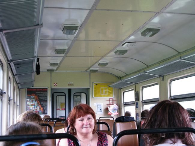 車内．かならず検札員がいる．また曇りで2000近くなると相当うす暗いのに電気もつけない．