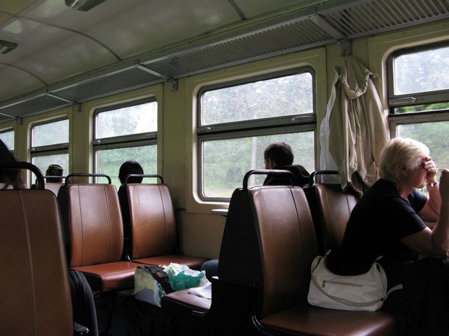 少しいい車両，3-2の5列の座席配列．乗っていて気がついたのだが，車が通る踏切には踏切り番がいて，遮断機が下りたことをライトで知らせている．たった5往復のためにたくさんの人を使っている．特にこの線は見た限りすべての踏切に踏切番がいた．翌日のTukums行きの電車では，大きな踏切には踏切り番がいたが，多くは無人の自動踏切だった．ここがローカル線だからか，いかにも社会主義の名残と思った．