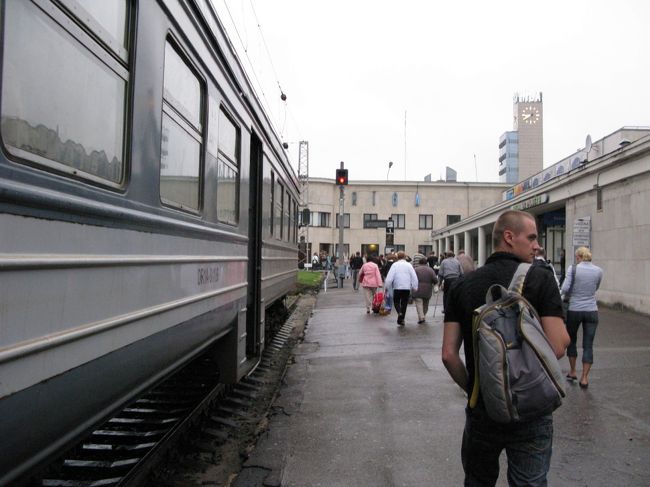 Riga駅に着いた．駅舎内は近代化されたがホーム側はむかしのまま．とても首都についたとは思えないのんびりさがただよう．2039着が約4分遅れて到着．
