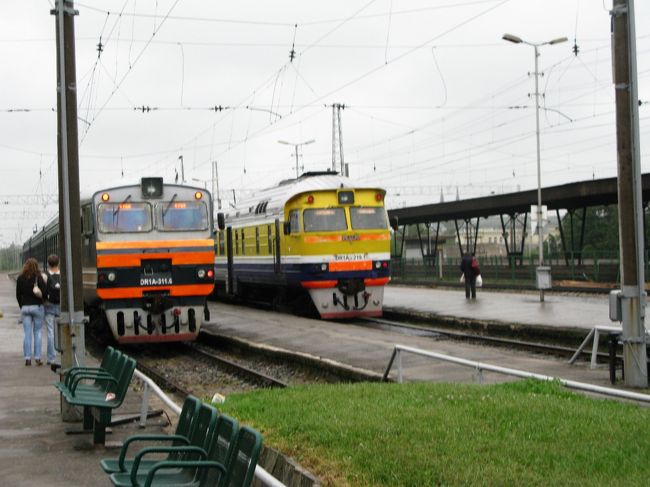 ホームの列車を見る．駅前のスーパーRIMIでビール500ml　0.40Ls　水500ｍｌ　0.32Ls　玉ねぎ炒め0.69Lsをおつまみとして帰った．