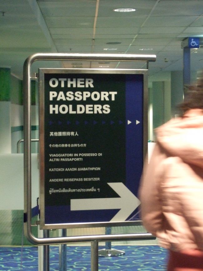 入国審査。<br /><br />実は今回の旅は、<br />両親と兄が9月にケアンズへ行くための、<br />下見を任されていたのです。<br /><br />入国カードは家族の分を入手。<br />旅慣れしていない家族、<br />母と兄は初の海外旅行なので、<br />出来ることはお手伝いです。