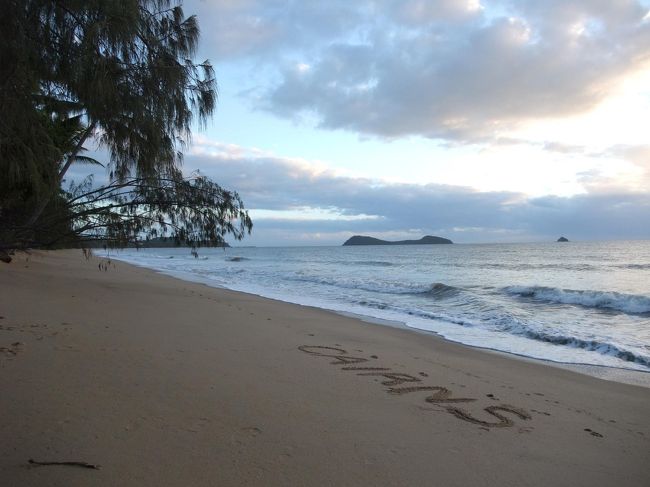 姉のシェアハウスへ荷物を置いて、<br />少し休憩した後、観光へ。<br /><br />さすがに朝早すぎてカフェもやっていない為、<br />第1個目の目的地、<br />ケアンズトロピカルズーへ向け車を走らせる。<br /><br />写真は途中のクリフトンビーチ。<br /><br />日の出に合わせて、ちょっと立ち寄りました。<br />