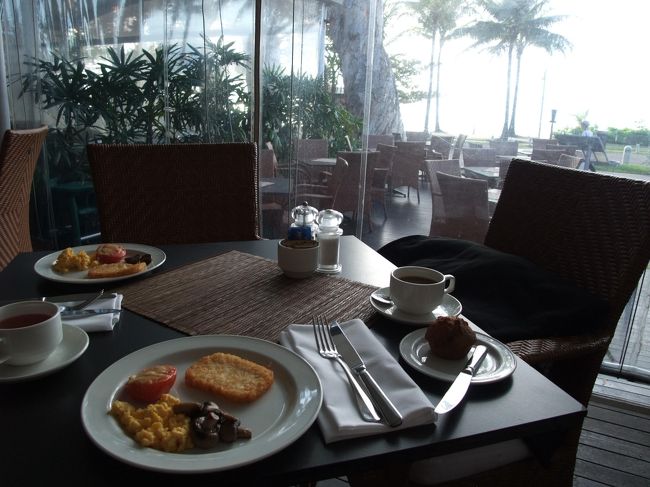 海辺のホテルのカフェで朝食。<br /><br />ここで初めてケアンズの物価の高さを知る・・・。