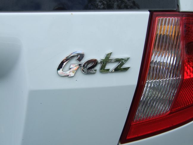 早々にトロピカルズーを後にする。<br /><br />これはレンタカー。<br />Getzって。<br /><br />この後、クロコダイル園へ行く予定でしたが、<br />トロピカルズー位のゆるさだろうと予想し、<br />予定変更。<br /><br />ポートダグラスへ向かうことに。