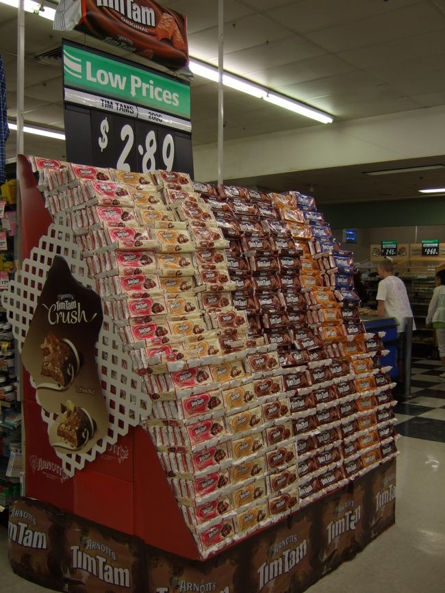 WOOLWORTHSにて。<br /><br />とりあえず街を散策。<br />頼まれたティムタムの値段チェック。<br />今日は高いので購入せず。<br /><br />お土産やさんを少し見て、<br />ビールを買ってシェアへ戻りました。