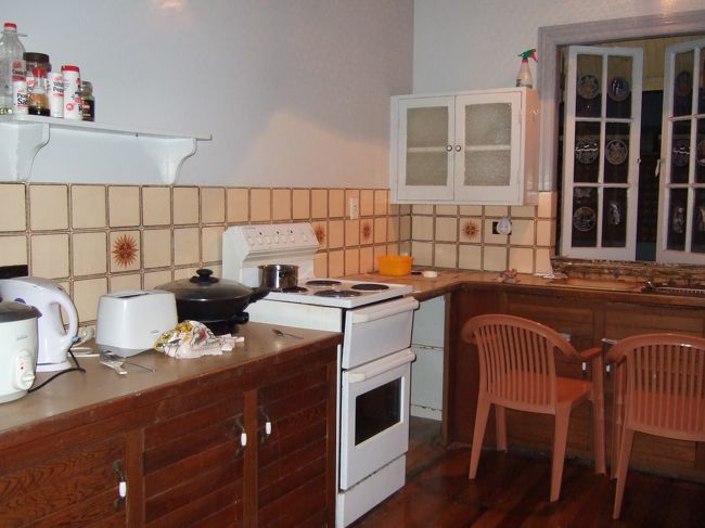 これがキッチン。<br />このシェアハウスは、2階建て。<br />姉は2階に住んでて、この時点で居住者は2人。<br />2階にもキッチン、バス、トイレがあって快適。<br />