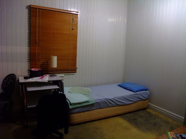 キレイとは言えないけど、この日の私の宿泊部屋。<br />居住者以外は1泊20ドル。
