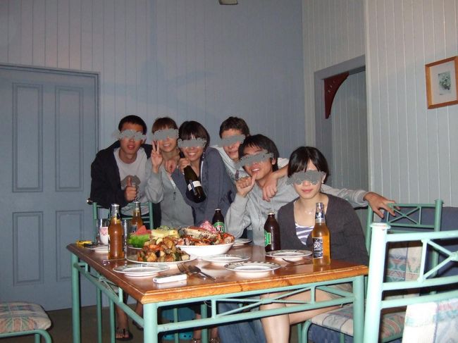 この日は、イギリス人、韓国人の友達と宴会。<br /><br />会話はもちろんすべて英語。<br />話せない私は、単語・単語で会話に混ざる。<br />みんな優しくて、ゆっくり話してくれるので、<br />多少は理解できました。<br /><br />ちなみに、この時私の携帯とデジカメに興味を示したコリアン。<br />日本の携帯はこんな事が出来るのよ、と教えたら、<br />韓国のはもっとすごいわ、と携帯を見せられ、<br />機能のすごさにびっくり。<br /><br />なんとなく対抗心で、デジカメは赤外線で通信出来るのよ、<br />と自慢したら、韓国のも出来るわよ、とあしらわれる。<br /><br />完敗でした・・・。<br /><br />楽しい夜は更け、明日の為に就寝ｚｚｚ。<br />明日はアサートン高原へドライブだぁ！！<br /><br />　　　　　　〜2日目に続く〜