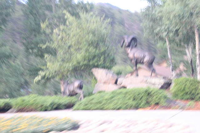 ロッキーマウンテン国立公園、東の玄関の町「Estes Park」のメインストリートモニュメント。走行中なのでぶれてしまった！