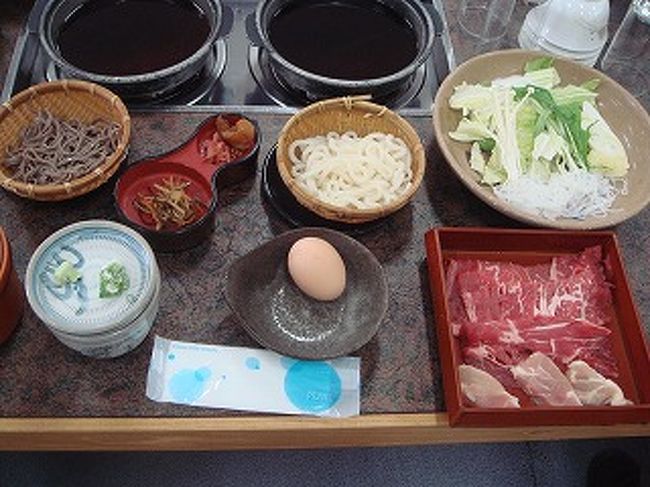 4.昼食は飛騨牛の食べ放題だ！<br />しろとりIC近くの大型レストラン「しろとり」でランチだ。<br />うどんに蕎麦、それに飛騨牛のしゃぶしゃぶが食べ放題、炊き込みご飯もあるし。デザートの果物とケーキも好きだけ食べても良いという。並べられているこれだけで十分だと思ったが、今話題性のある飛騨牛をもう一皿注文する。<br />肉は軟らかいし、結構美味しい！うどんも炊き込みご飯も平らげた。<br />満腹だ！もう食べれないよう〜〜<br /><br />満腹のまま、バスで1時間弱ほど移動して郡上八幡食べ歩き散策をする。<br />郡上踊り真っ只中の古い街並みを散策しながら、ソフトクリーム・冷たいお汁粉・地元牛乳を食べ歩く企画だ。<br />余りの蒸し暑さにたまらず雨がぱらぱら降り出してきた。<br />