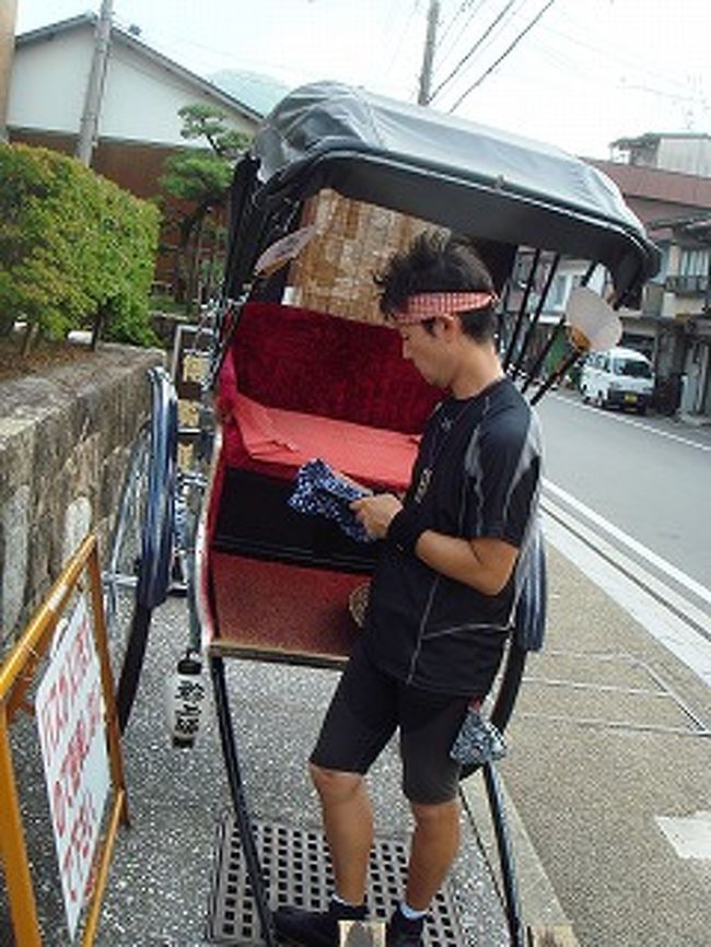 力夫がケイタイを操作