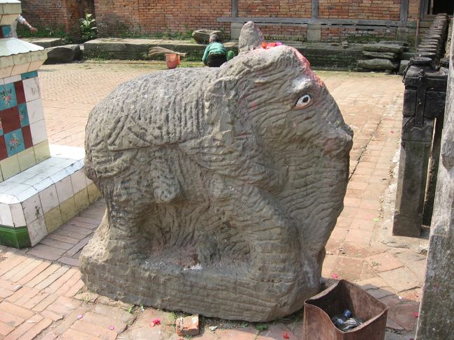 彫りかけの像の石像。<br />彫っている最中に像の泣き声が聞こえたというで、途中で彫るのをやめてしまったらしい。