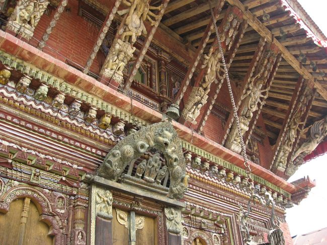 バクタプルへ行く前にチャングナラヤン寺院を訪れました。この寺院は山の上の方にあるのですが、そこまで行く道が工事中で車が通れないとのことで、途中から歩いていくことに。