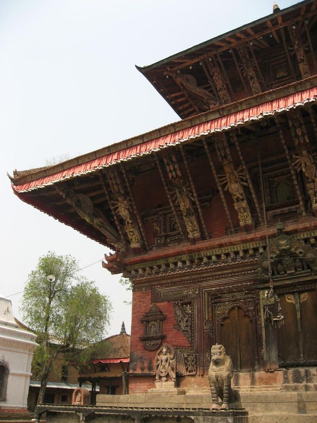 午前中は逆光になってしまい、寺院の正面からの写真をとることが出来ませんでした。